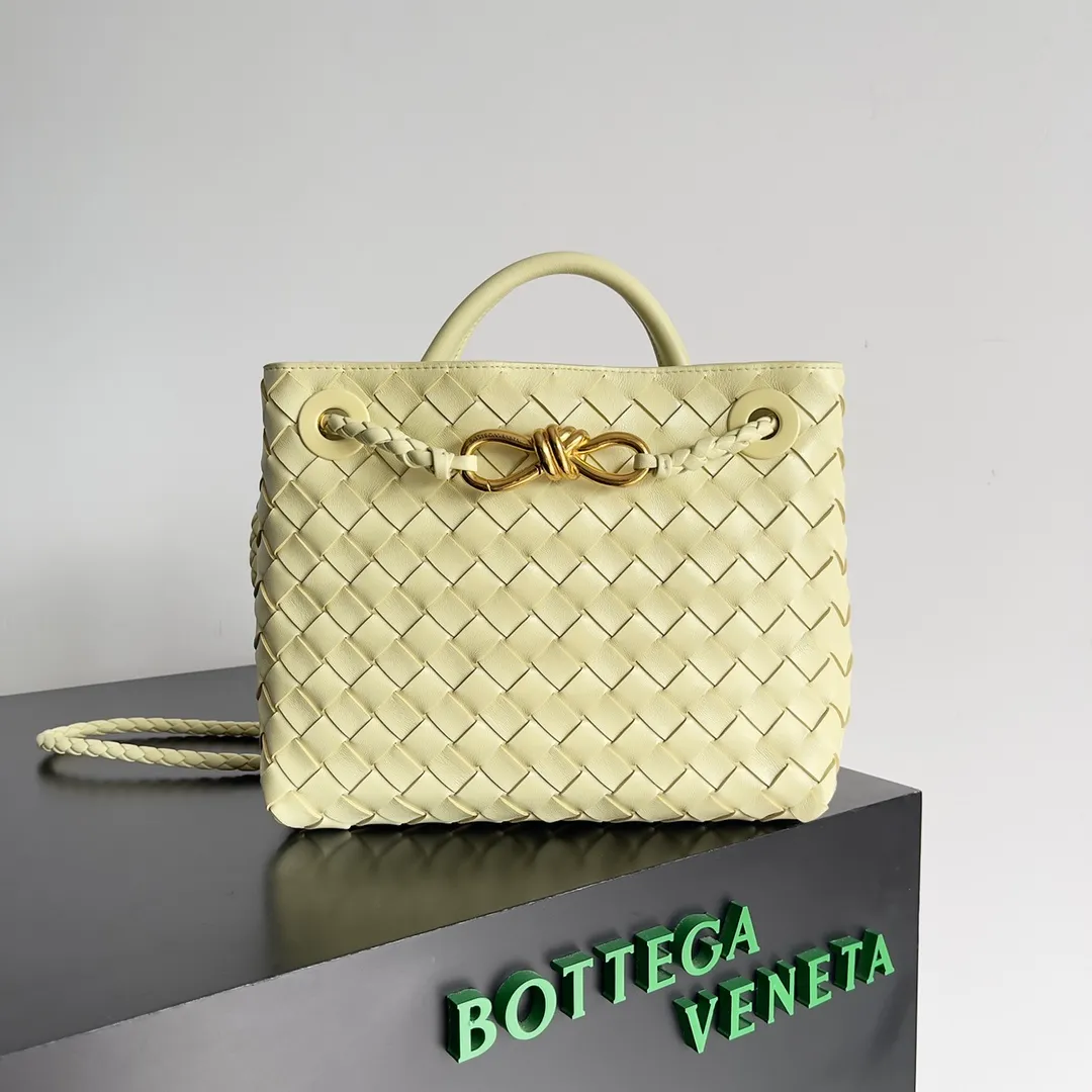 The 2023 new Andiamo batch of 1860 BV has been shipped‼ ️Really popular🔥The new Andiamo woven handbag launched by Bottega Veneta this season is really popular all over the world! ! Celebrities at home and abroad have worn it, and Oscar-winning actress Michelle Yeoh has taken it out on the street. Song Jia, Trai Yara, Yu Feihong, Sanji Ayaka, Rosie Hunting-Whiteley, Yoshioka Riho, etc. have all picked up this bag. It is classic and versatile, showing off its temperament, and the bag capacity is also large, which is very convenient for daily commuting! ! A variety of carrying methods, the shoulder straps can be adjusted by yourself, the original lambskin feels soft and delicate, and the neutral style is made to break gender boundaries and bring a more practical and longer-lasting use experience. Andiamo, which has both elegant and casual styles, perfectly interprets the true appearance of "fashionable old money style". Style number: 743568 Size: 25*22*10.5cm